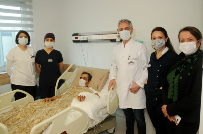 Ağaç keserken kopan eli, 10 saatte yerine dikildi