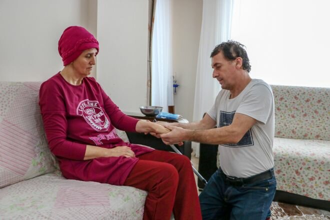 Yaşamını, Parkinson Hastası Eşine Ve Otizmli Oğluna Adadı
