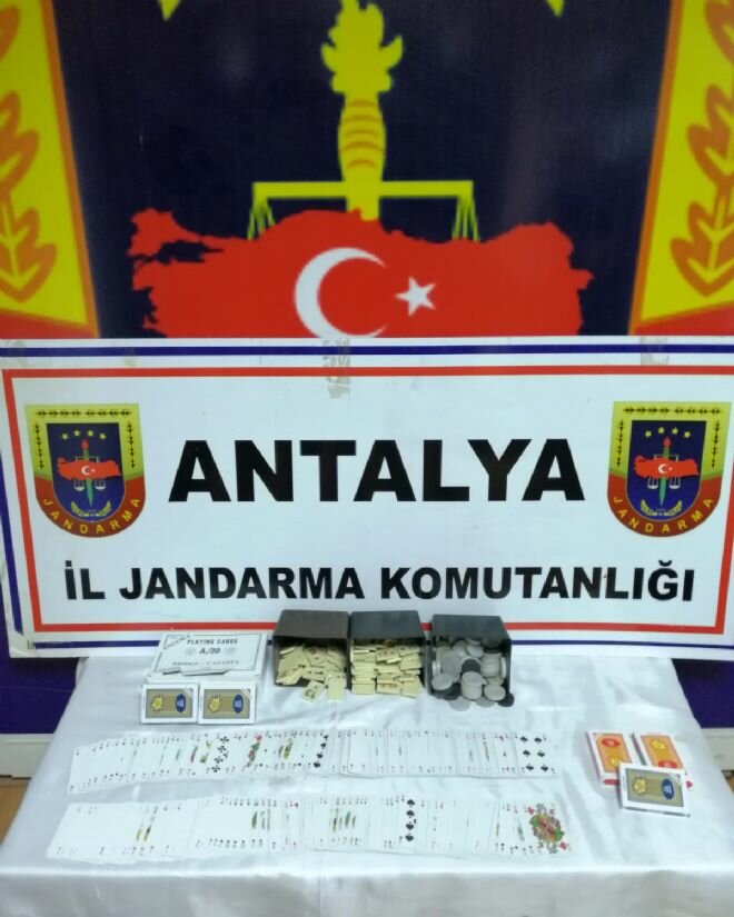 Kısıtlamaya uymayıp kumar oynayan 5 kişiye 36 bin lira ceza